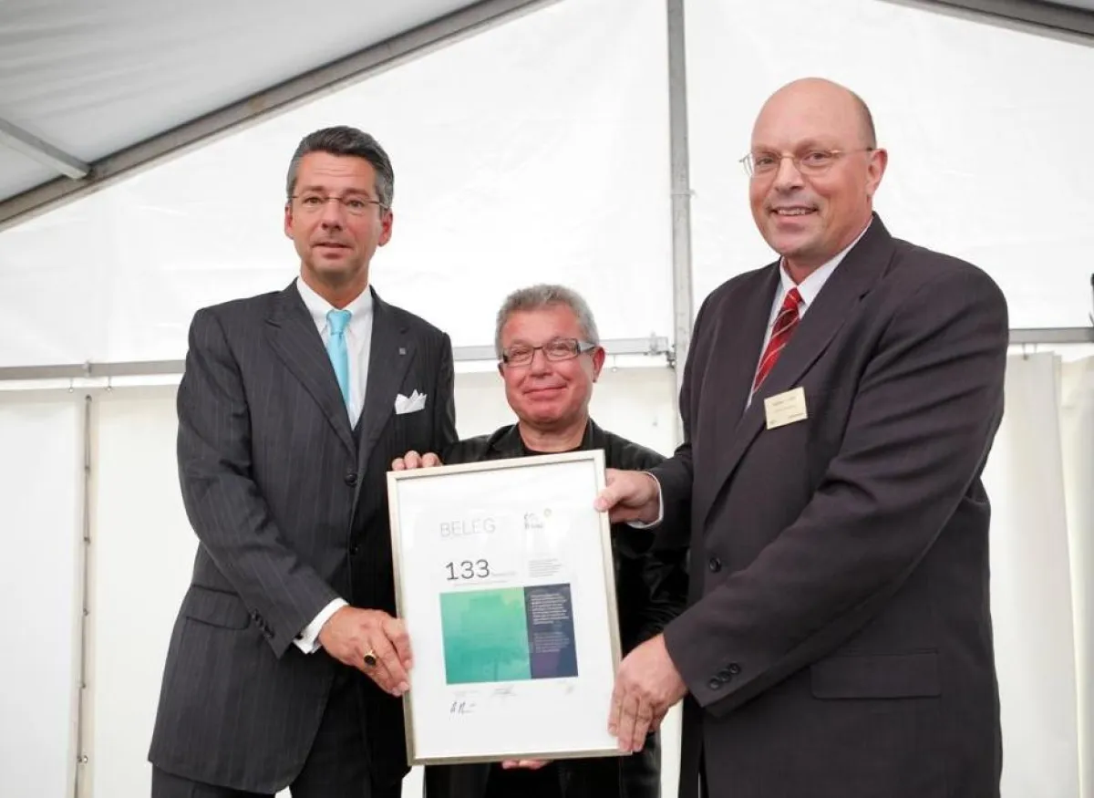 V.l.n.r.: Ulrich Grillo (Vorsitzender der Geschäftsleitung von Rheinzink, Architekt Daniel Libeskind und Matthias Eisfeld (Geschäftsführer des Landesbeirates Holz NRW) - Quelle: Rheinzink