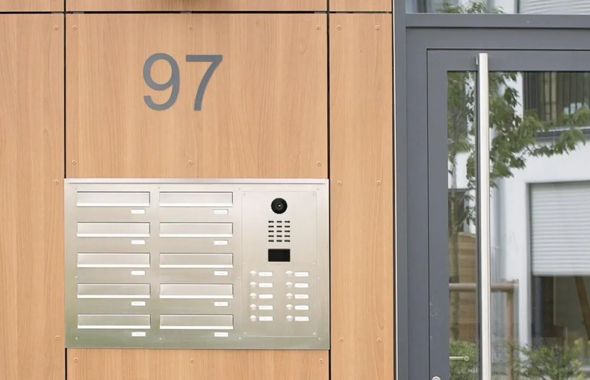 Briefkastenanlage von Knobloch mit IP-Technologie von DoorBird
