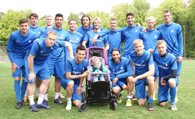 Bild: Benefizauktion: Trikot und Fan-Ball des SV Darmstadt 98 mit Autogrammen für Aktion „Mobilität für Katharina“