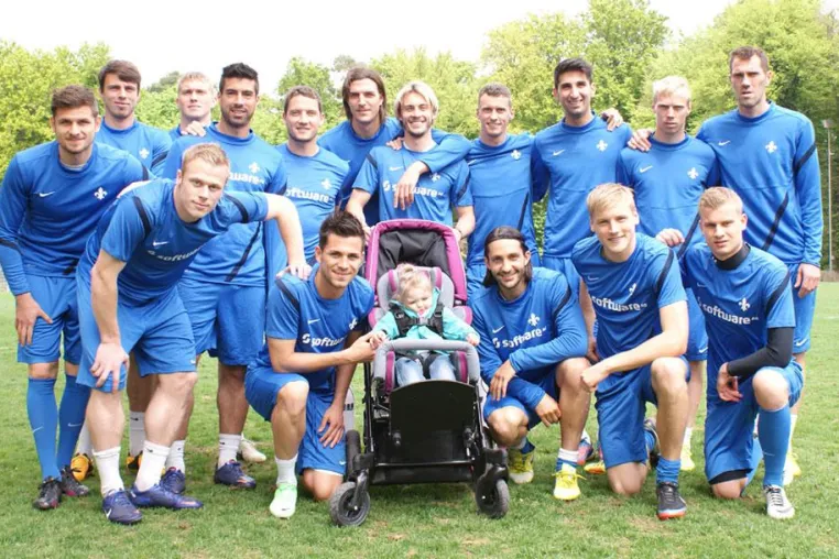 Benefizauktion: Trikot und Fan-Ball des SV Darmstadt 98 mit Autogrammen für Aktion „Mobilität für Katharina“ Bild: Benefizauktion: Trikot und Fan-Ball des SV Darmstadt 98 mit Autogrammen für Aktion „Mobilität für Katharina“