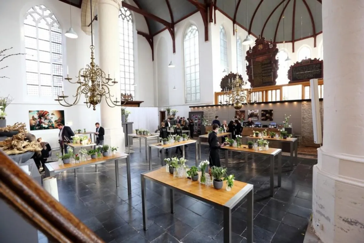 Urban und natürlich gibt sich das Raumbild in der Noordwijker Kirche Oude Jeroenskerk