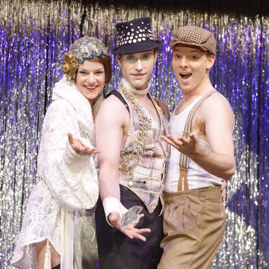 Lucy Scherer (Sally Bowles) mit Oliver Urbanski und Patrick Adrian Stamme, Foto @ Jan Wirdeier