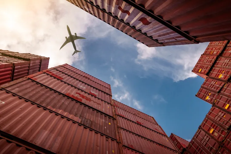 Frachtsicherheit über den Wolken: Wie Logistikunternehmen Ihre Transporte nach China zuverlässig schützen Bild: Frachtsicherheit über den Wolken: Wie Logistikunternehmen Ihre Transporte nach China zuverlässig schützen