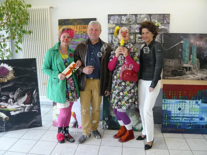 Bild: Mit interner Bilderausstellung unterstützt Kräuter Mix die Würzburger Klinikclowns