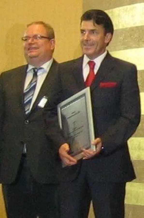 Awardgewinner Dirk Magnutzki MAGNU GmbH rechts neben Jurymitglied Bernhard Rudolf Chefredakteur Versicherungsmagazin Gablerverlag