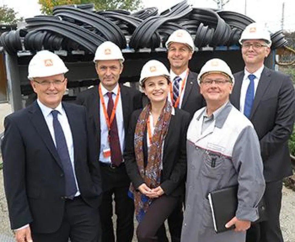 Gruppenfoto bei der Werksbesichtigung. Bild: MAURER