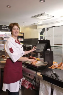 SYNER.CON und APRO.CON auf der FH Nord: Vernetzte Technik macht Fleischereien effizienter Bild: SYNER.CON und APRO.CON auf der FH Nord: Vernetzte Technik macht Fleischereien effizienter