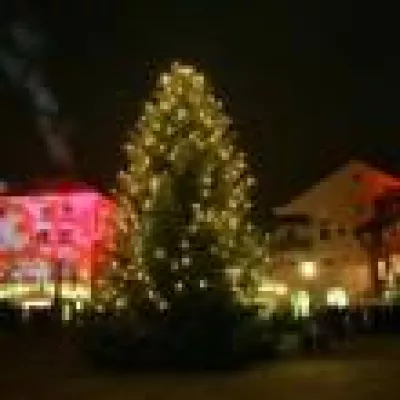 Bild: Rottaler Advent: Lichterglanz, stimmungsvolle Musik & der Coca Cola Truck