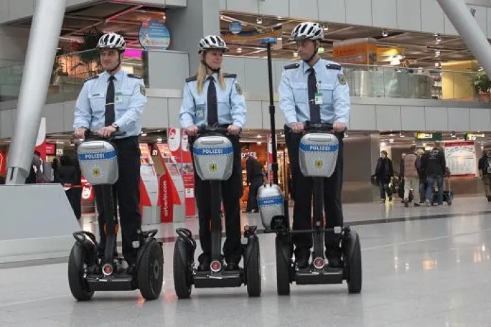 Bild: „Segwaystreife“ am Düsseldorfer Flughafen