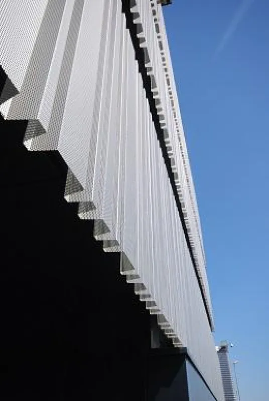 Fassade des Produktionsgebäudes von METALOR TECHNOLOGIES SA mit SCHÄFER Lochblechen (c) Serge Grard