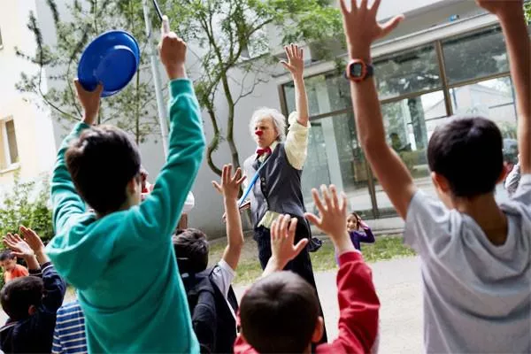 Bild: Vorhang auf für ROTE NASEN Clowns im Flüchtlingsheim Nuthetal