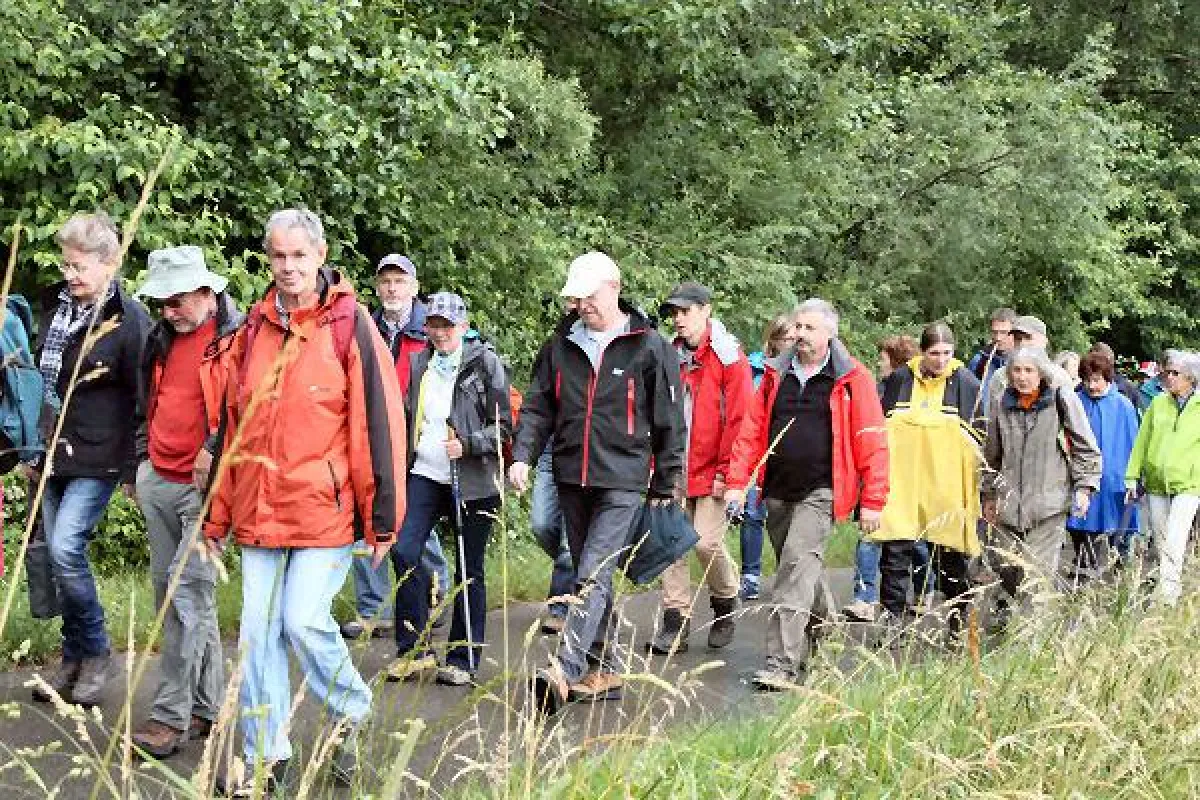 50 Wanderfreunde aus nah und fern, mit und ohne Behinderung, sind unterwegs mit Ursula Cantieni