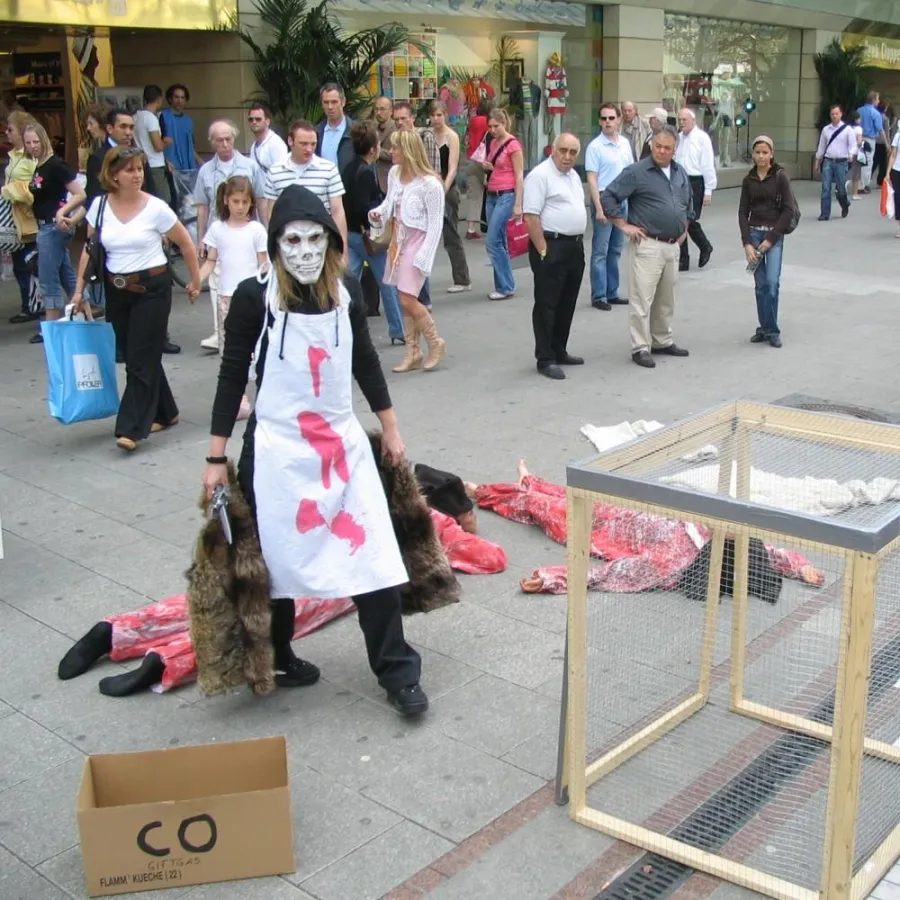 Aktionskünstler/-innen bei einer Protestkundgebung gegen den Pelzhandel