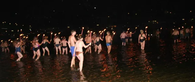 Bild: 116 Teilnehmer beim 8. Dresdner Fackelschwimmen