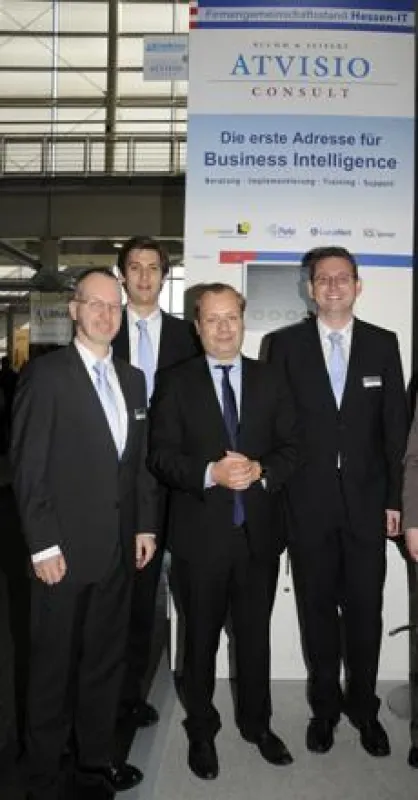 Wirtschaftsstaatssekretär Steffen Saebisch (2.v.r) bei der ersten Adresse für Business Intelligence