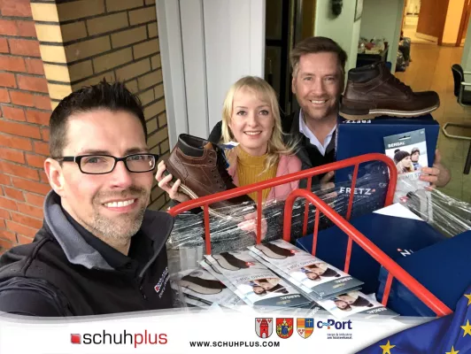 Bild: schuhplus und Gore Tex spenden Schuhe von FretzMen an Wohnungslose in Leer