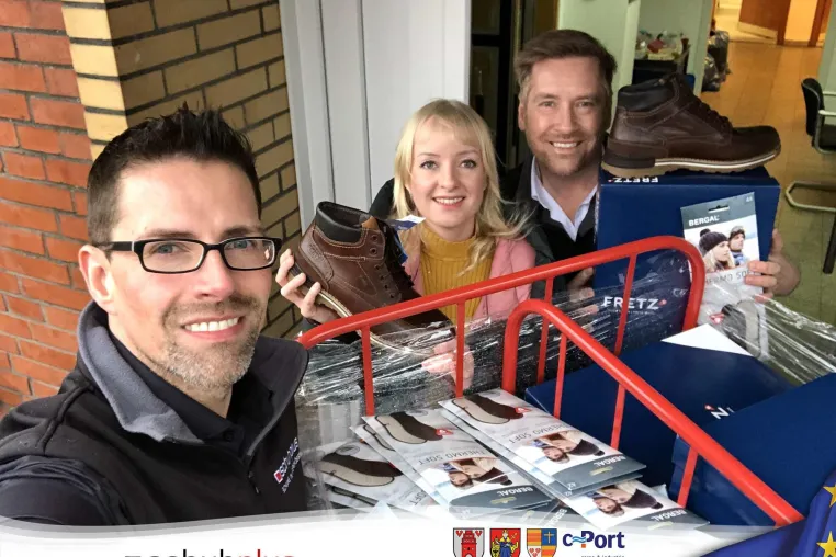 schuhplus und Gore Tex spenden Schuhe von FretzMen an Wohnungslose in Leer Bild: schuhplus und Gore Tex spenden Schuhe von FretzMen an Wohnungslose in Leer