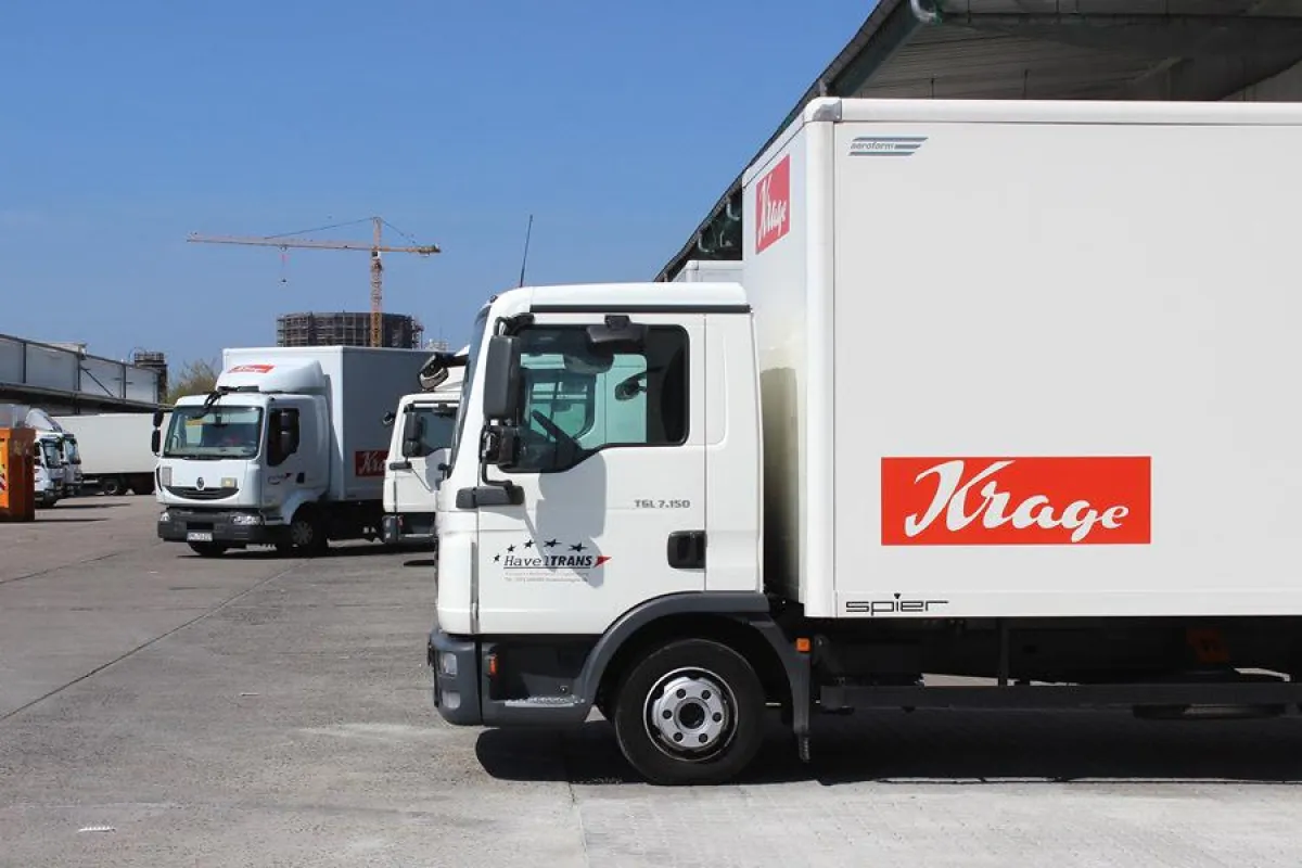 Attraktive Lage: Lkw der Spedition Krage am Unternehmenssitz in Potsdam