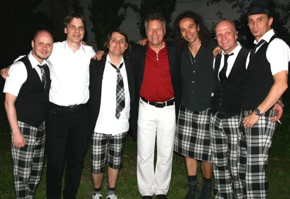 Rheinische Akademie Köln feierte 50. Geburtstag mit Open-Air-Party - „Superjeilezick“ mit den Brings Bild: Rheinische Akademie Köln feierte 50. Geburtstag mit Open-Air-Party - „Superjeilezick“ mit den Brings