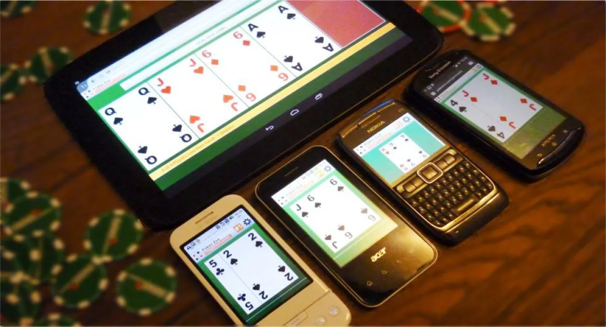 Pokereve mit einem Tablet und vier Smartphones zur Darstellung der individuellen Karten