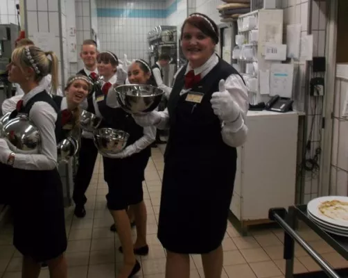 Bild: 40 Gäste beim traditionellen Azubi-Abend im Stil der 1920er Jahre