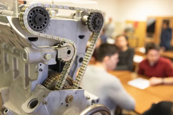 Bild: Firmen suchen dringend Techniker - Rheinische Akademie Köln informiert über Weiterbildung zum Techniker