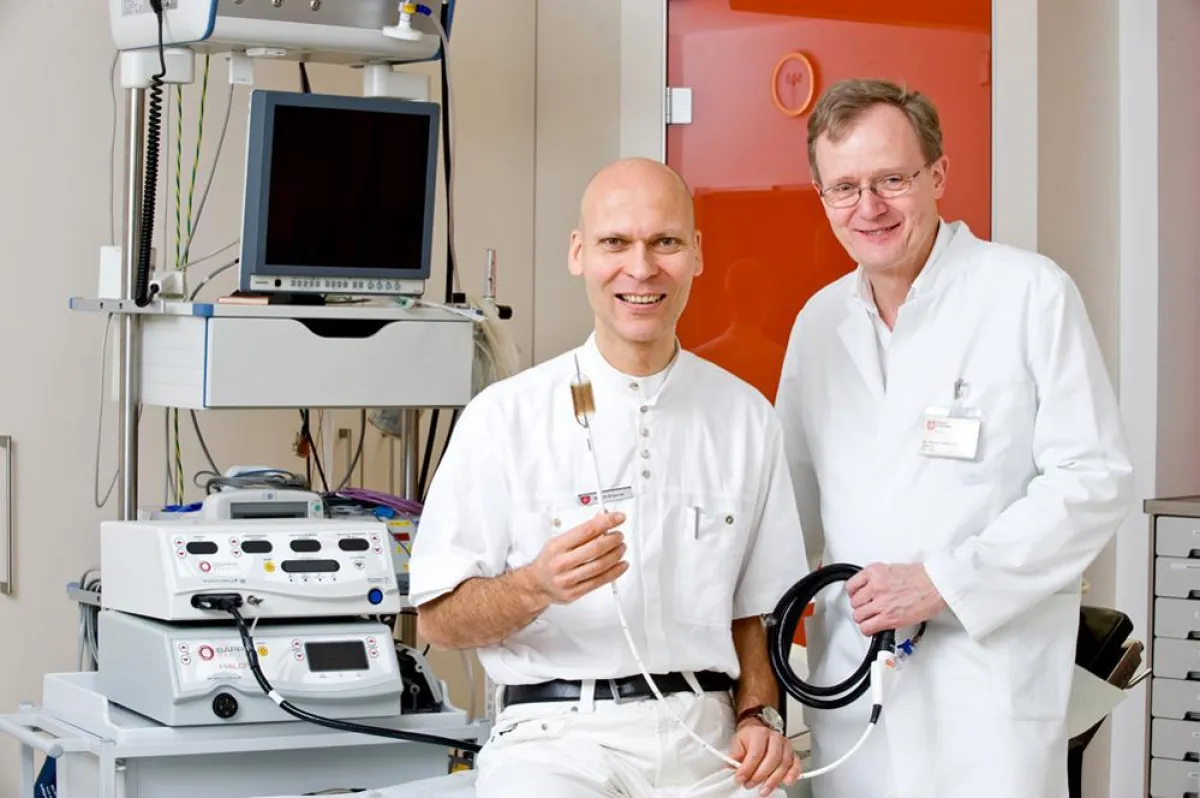 Chefarzt Professor Wegener (links) und Oberarzt Dr. Wiedbrauck (rechts) ermutigen zur Darmkrebsvorsorge (Quelle: Malteser)