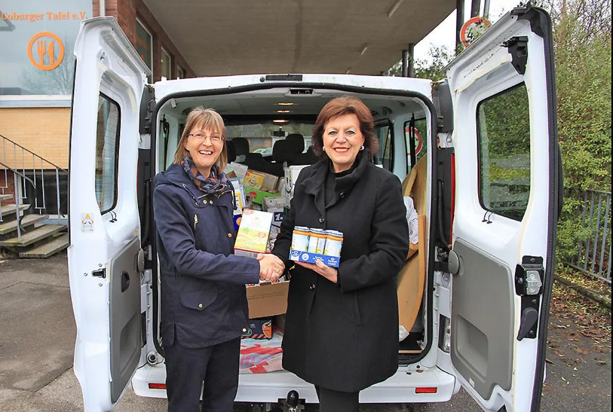 Adelheid Reuther von der Reuthers Children Charity bei der Spendenübergabe an die Coburger Tafel