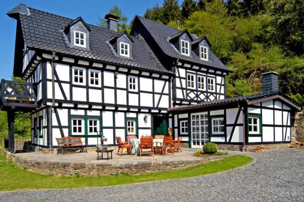 Bild: Indian Summer in Deutschland: e-domizil empfiehlt Themenwanderungen von der Eifel bis ins Berchtesgadener Land