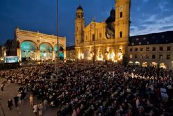Bild: Aufbau zu Klassik am Odeonsplatz 2014 beginnt! Karten für Konzert am 6. Juli noch verfügbar