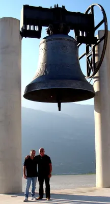 Bild: Kunst für die Menschenrechte - Künstler Theo Hues wirkt bei Ausstellung "Human Rights?" 2011 in Italien mit