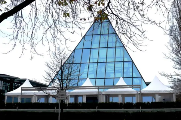 Bild: Pagoden süß-sauer - Losberger Pagodenzelte auf der Terrasse des Ginkgo-Restaurants in Hannover