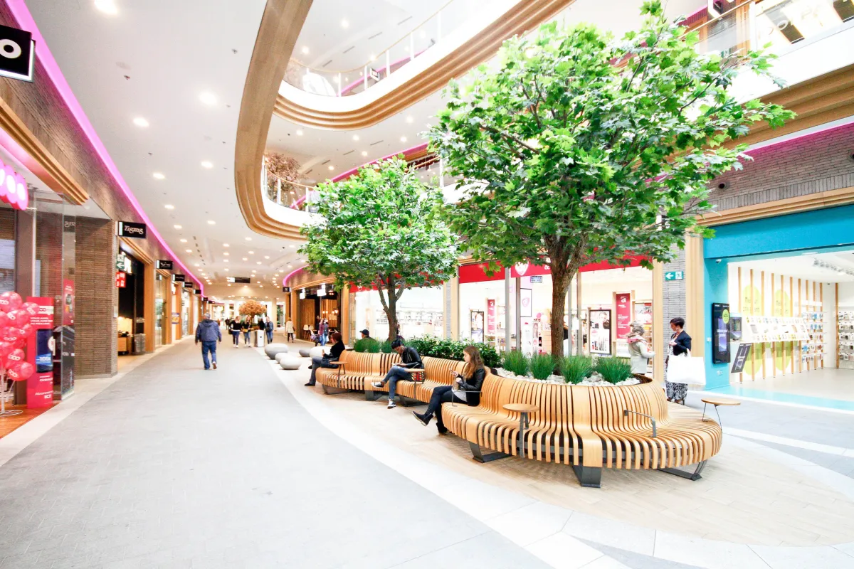 Sitzbereich mit NOVA C Sitzbank von GREEN Furniture Concept (© GREEN Furniture Concept AB)