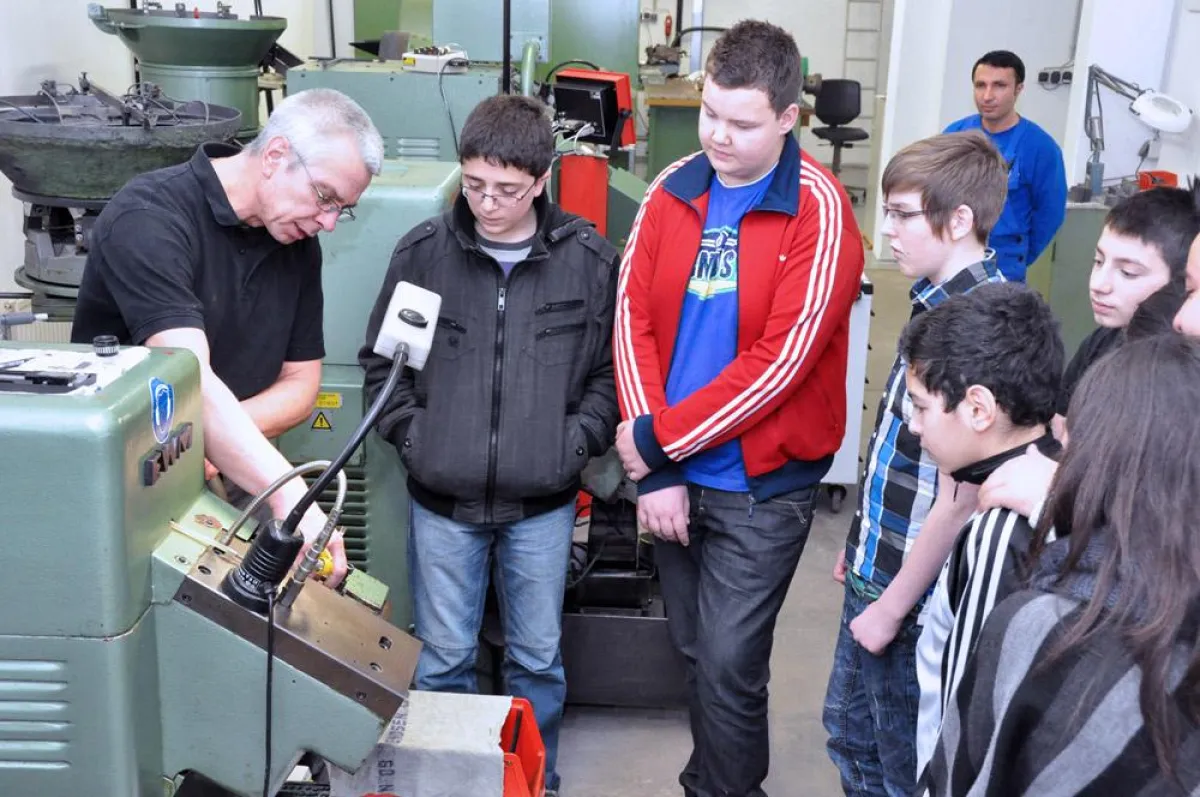 Wilfried Klinker stellt den Schülern Berufe aus den Bereichen Kaltmassiv- und Blechumformung vor.