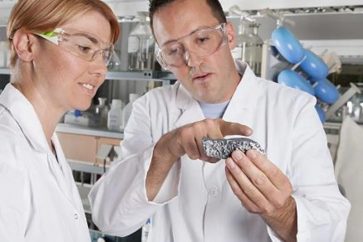 Physiker, Materialwissenschaftler, Maschinenbauer und Automatisierungsexperten bilden das Team