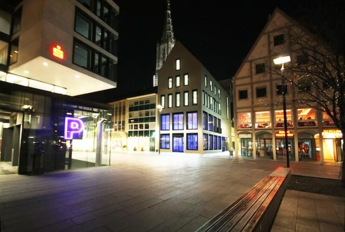 Das ServiceCenter Neue Mitte bei Nacht