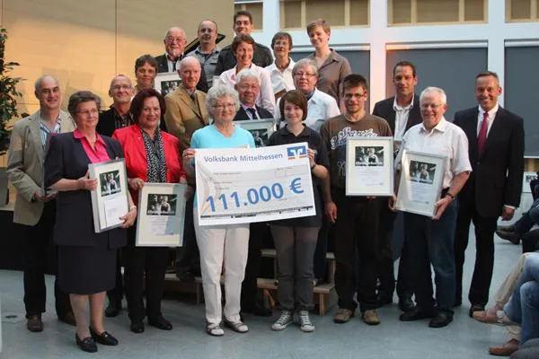 Volksbank Mittelhessen übergibt 111.000 Euro an „Heimliche Helden“ Bild: Volksbank Mittelhessen übergibt 111.000 Euro an „Heimliche Helden“
