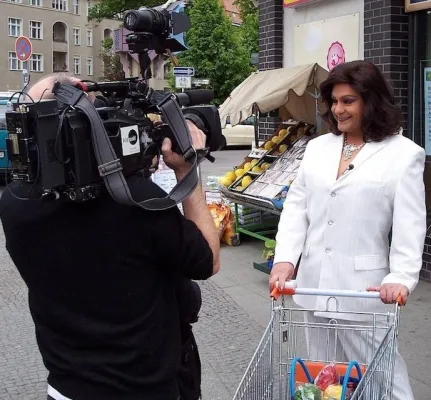 Bild: Zu Gast bei Travestiekünstlerin Kiki Cessler - RTL Punkt 12 - Schlemmen mit Hartz 4 - Travestieshow in Berlin