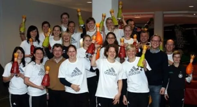 Bild: SCHMIDTGRUPPE besuchte die Frauen-Handballnationalmannschaft bei Kurzlehrgang in Kaiserau