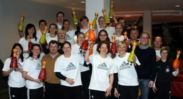 SCHMIDTGRUPPE besuchte die Frauen-Handballnationalmannschaft bei Kurzlehrgang in Kaiserau Bild: SCHMIDTGRUPPE besuchte die Frauen-Handballnationalmannschaft bei Kurzlehrgang in Kaiserau