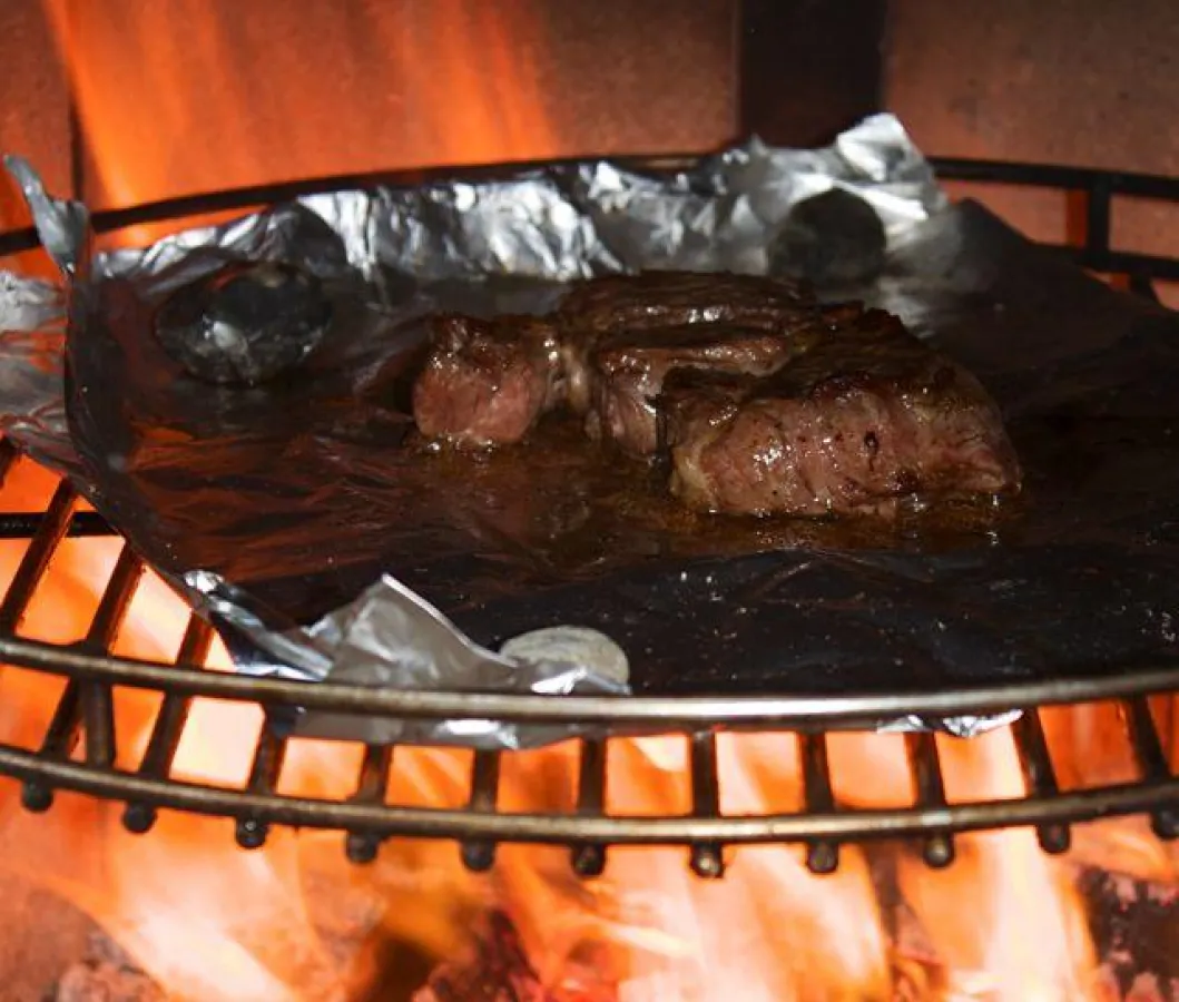 Bio-Fleisch Grillen im Außenkamin - mycow.de