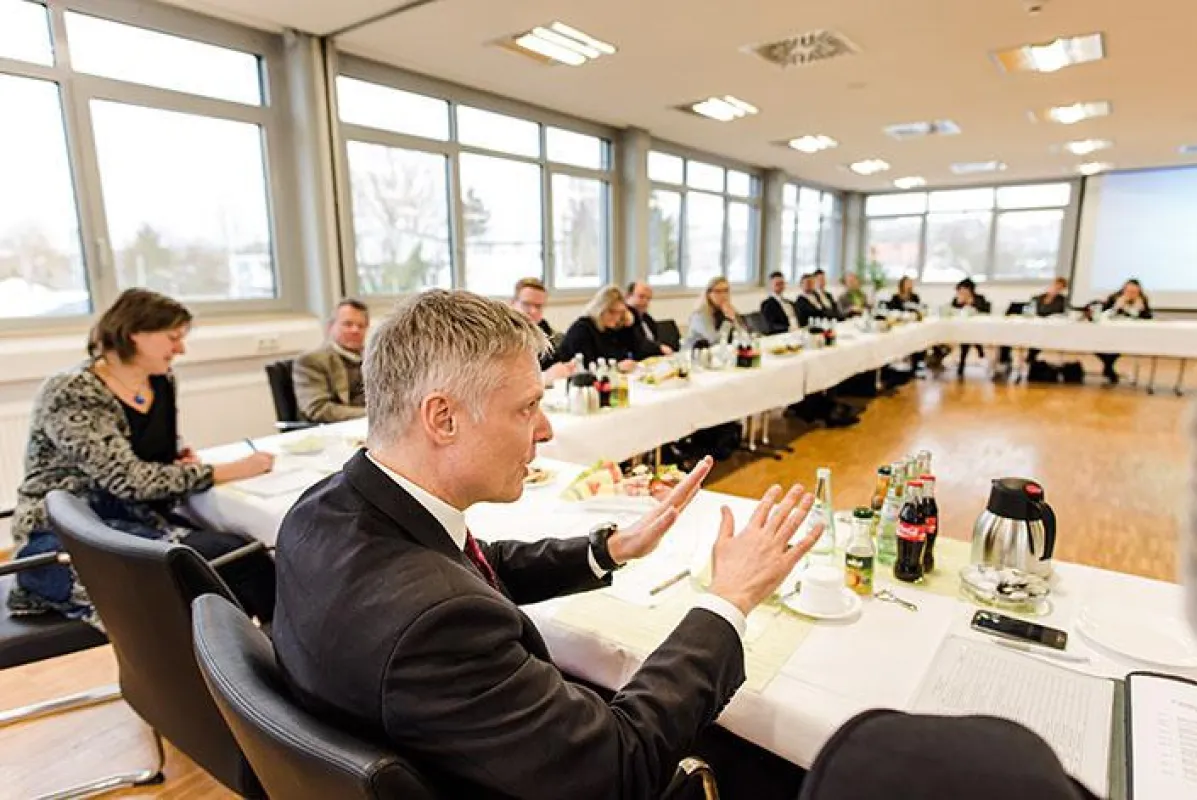 Staatssekretär Dr. Manuel Lösel von hessischen Kultusministerium beim Netzwerk Bildung in Wetzlar