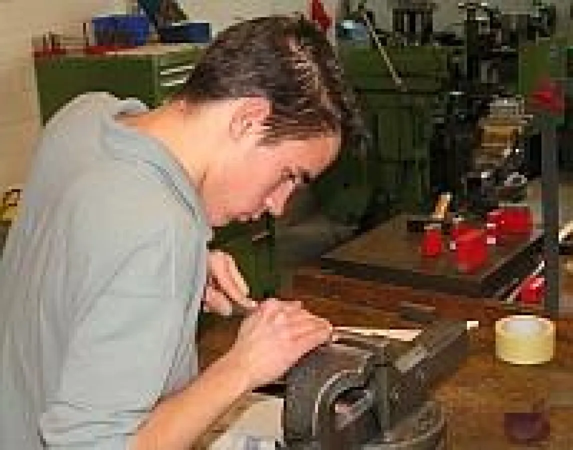 Beim Feilen an der Werksbank ist besonderes Fingerspitzengefühl gefragt.