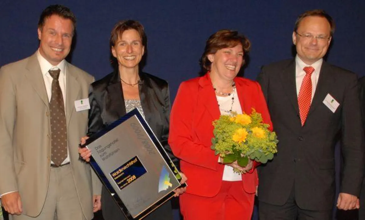 Küchenchef Christian Heinsohn, Christine Marquardt, Tagungsleiterin Gisela Lehre und Dr. Gernot Marquardt (von links) freuen sich über die Auszeichnung.