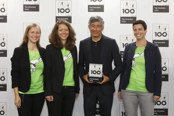 Bild: Ranga Yogeshwar gratuliert EntoNative zum Sprung in die TOP 100