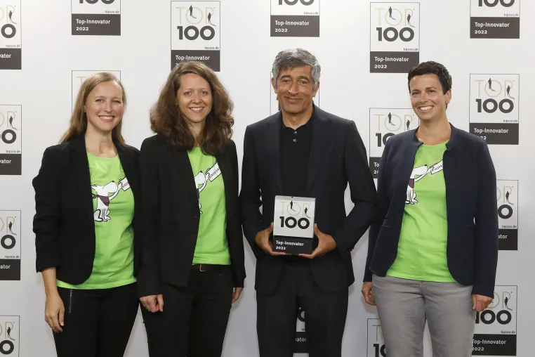 Bild: Ranga Yogeshwar gratuliert EntoNative zum Sprung in die TOP 100