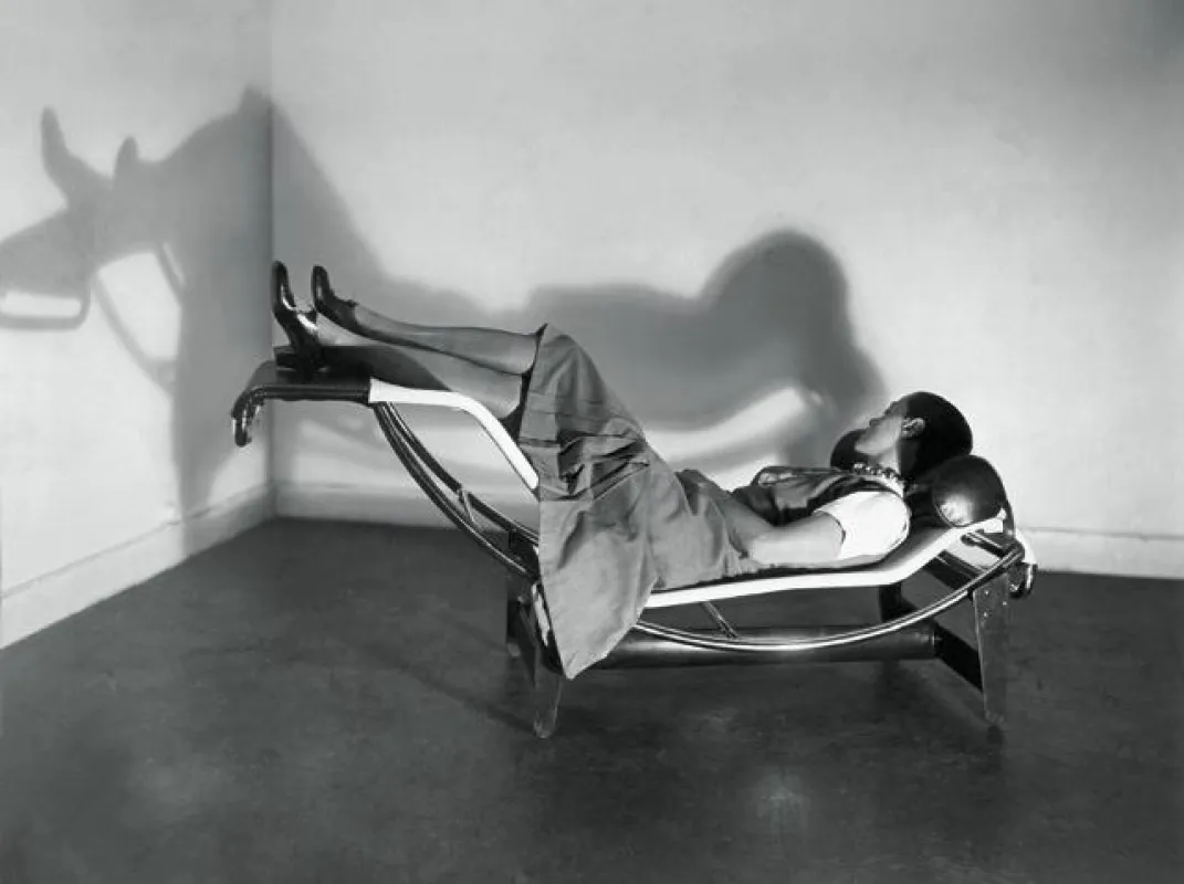 Salon d`automne 1929 Charlotte Perriand sur la chaise longue LC4, Le Corbusier. Pierre Jeanneret. Charlotte Perriand, Photo Pierre Jeanneret