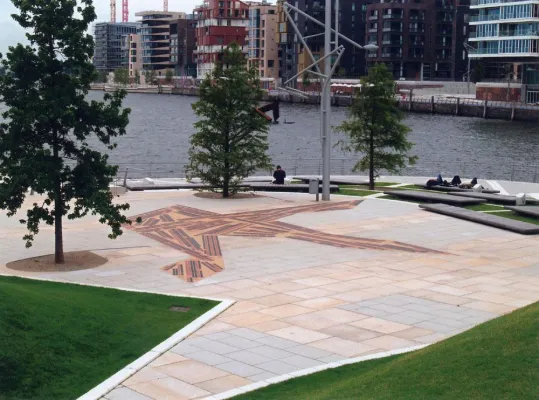 Bild: Klinker-Ornamente am offenen Hafen - Marco-Polo-Terrassen atmen das Flair alter Hanse-Baukunst
