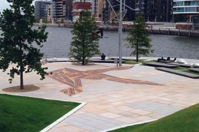 Bild: Klinker-Ornamente am offenen Hafen - Marco-Polo-Terrassen atmen das Flair alter Hanse-Baukunst