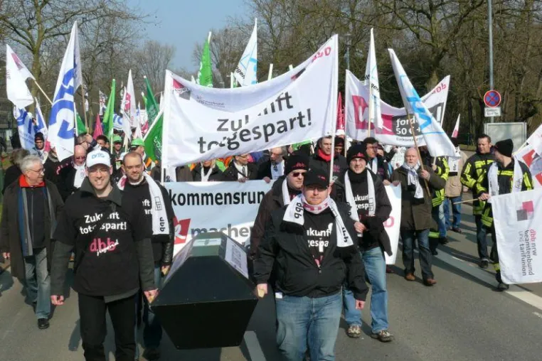 Bild: Großdemo mit 10.000 Beschäftigten in Düsseldorf